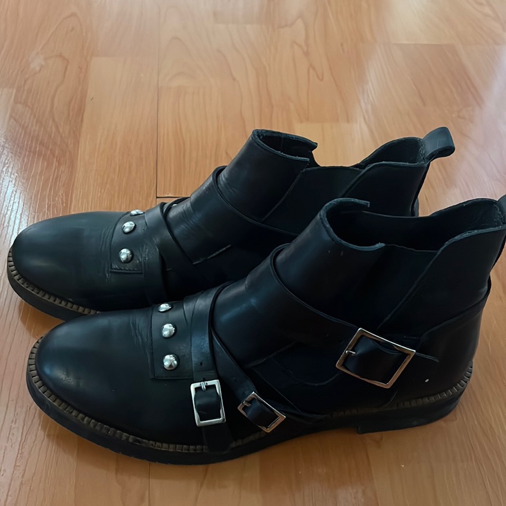 Black buckle boots
